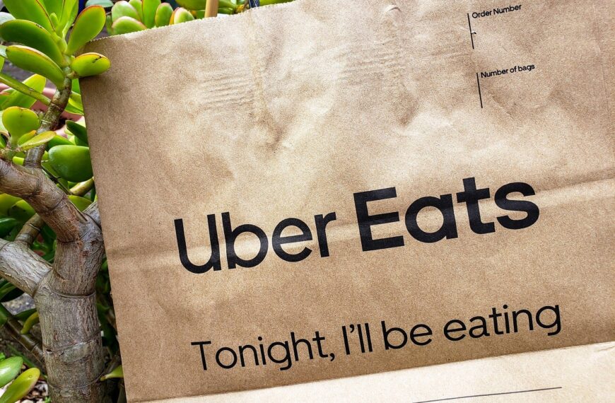 Uber Eats in France to deliver orders in Releaf Paper leaf-fibre bags 