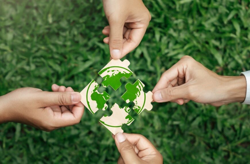 Eastman and Toly unveil new sustainable cosmetic compact 