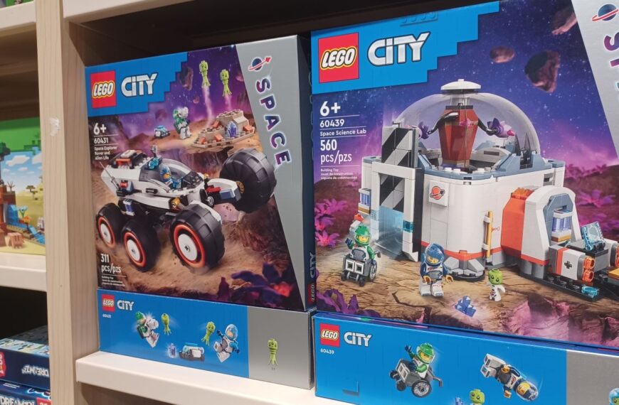 Lego moves majority of packing lines from plastic to paper bags 
