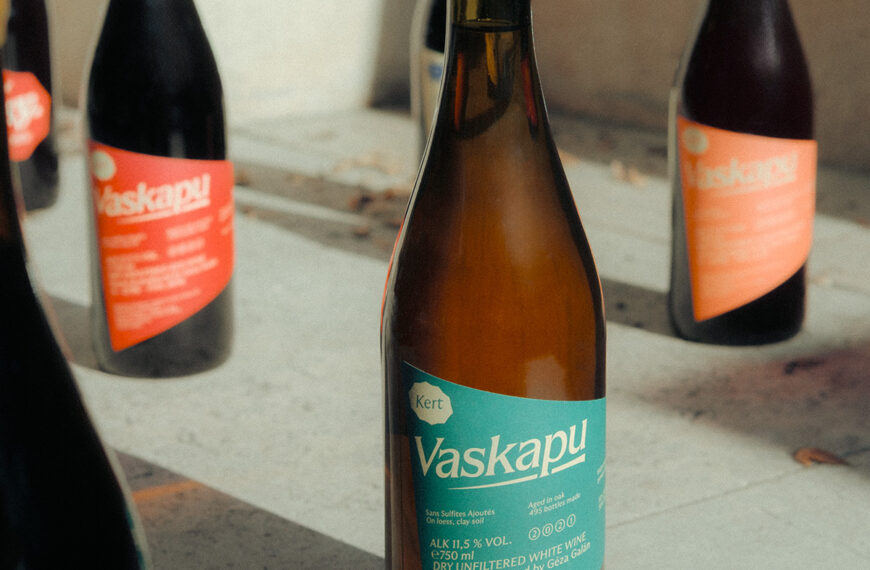 Vaskapu Wine Bottles Up a Clever Label System