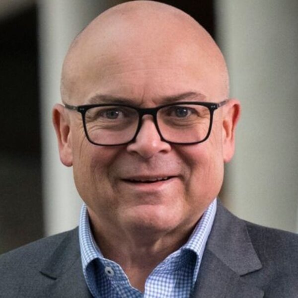 APCO CEO to step down in November